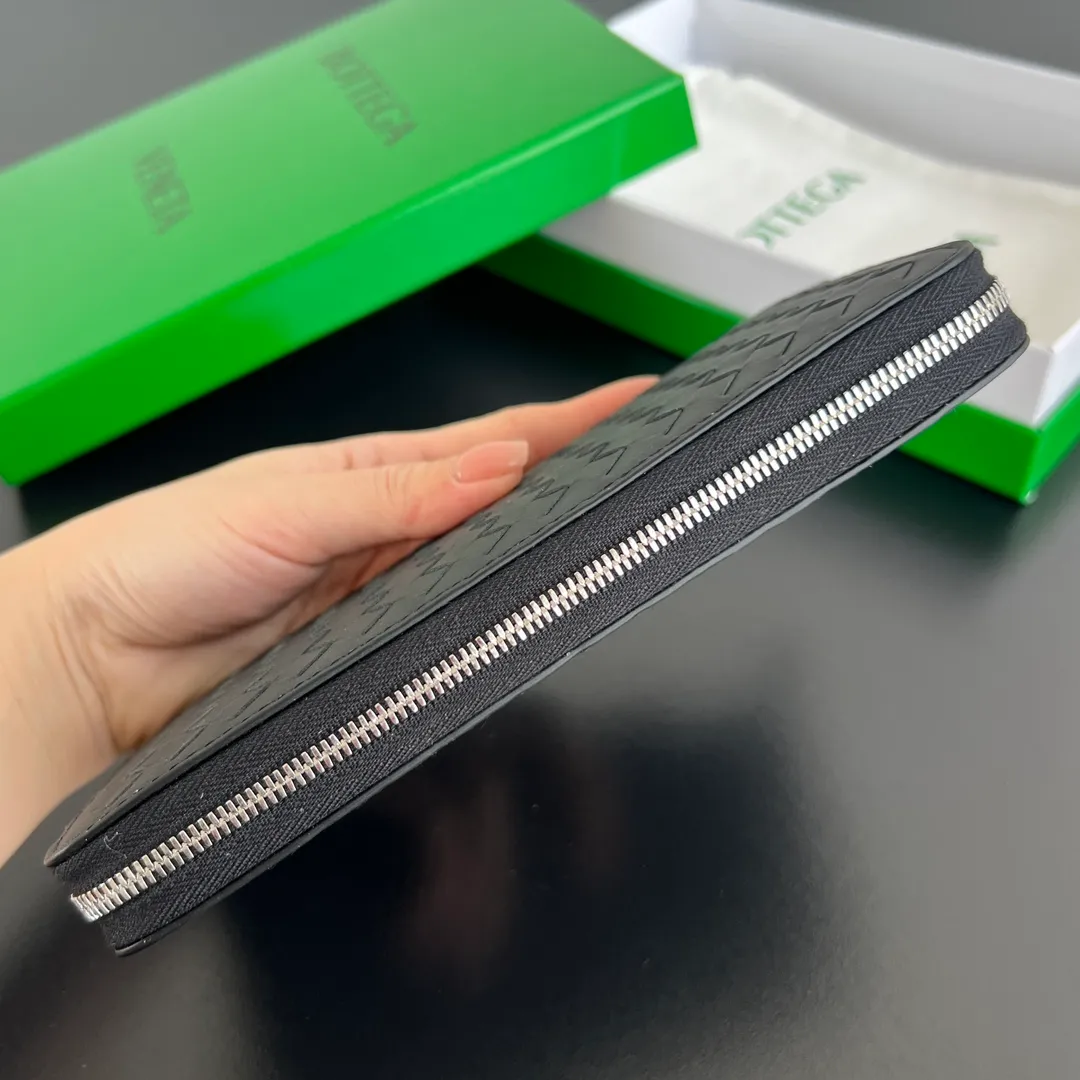 #Bv New Fine Woven Wallet 814680 The beloved small braid is back🎈Made of cowhide braid, soft, comfortable and textured. The detailed internal partition design and high-quality lining material ensure the durability and orderliness of the wallet. It can store cash/cards and other small items. It is very practical. It is enough to take it with you when you go out. This wallet is definitely your best choice. Size: 19x10x2 P1000